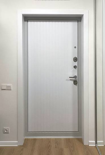 Дверь белого цвета
