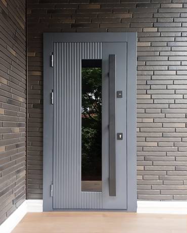 Дверь с вертикальной ручкой