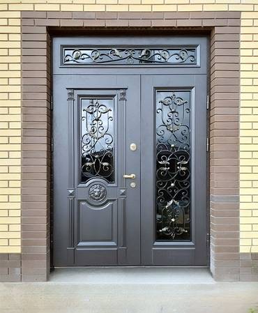 Коттеджная дверь с коваными решетками