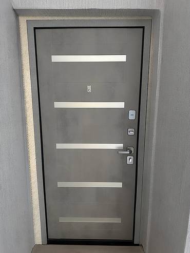 Серая дверь со вставками