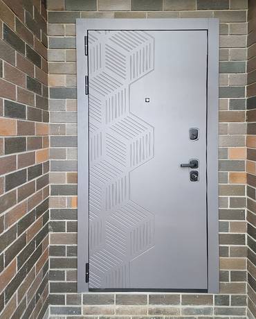 Уличная серая дверь
